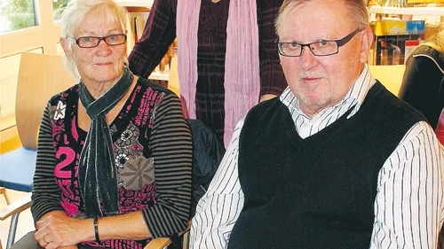 Talet försvann. Lage Larsson drabbades av afasi efter att han fått en stroke. Tillsammans med hustrun Marianne deltog han i Afasidagen på Västerviks sjukhus under måndagen. Ståendes på bilden är lokala föreningens ordförande Eva-Lena Fungmark.