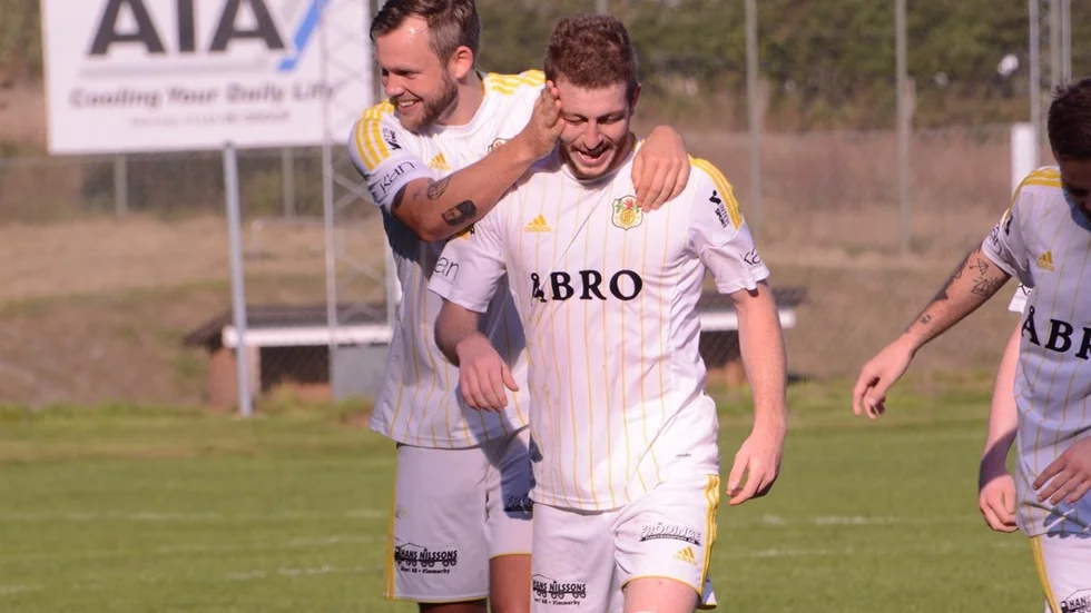 Rickard Thuresson klappar om Abdulrhman Kharma efter det avgörande målet. Foto: Ossian Mathiasson