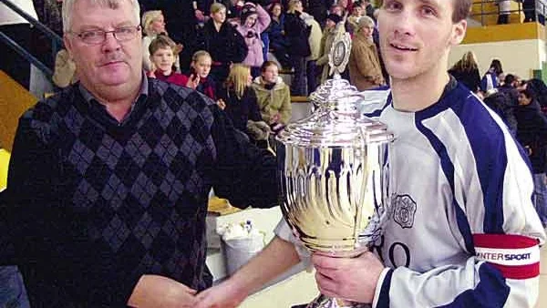 Vimmerbys lagkapten Lasse Gustafsson tar emot KM-bucklan.