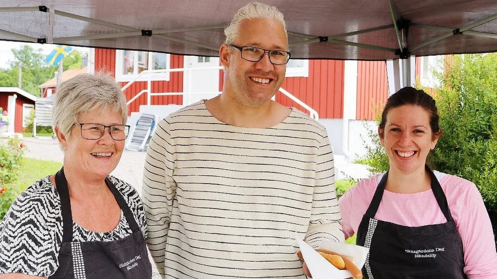 Yvonne Eriksson, Niclas Hagelin och Helena Kristiansson, som här står och säljer korv.