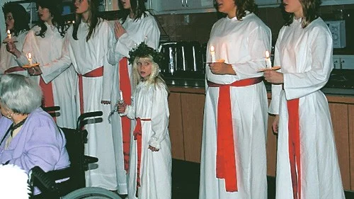 Mariannelunds Lucia, Mirelle Norén, lill-Lucia Ellinore Frisk och tärnorna besökte på Luciadagen flera platser i samhället. Bland annat lussade de på äldreboendet Bobinen.