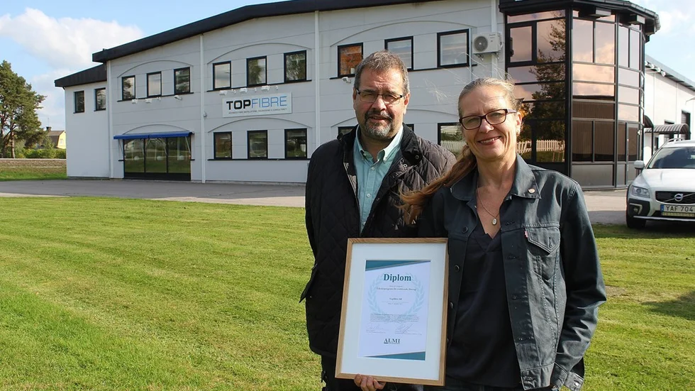 Per och Ulrika Ljung kan glädjas åt att Top Fibres utvecklingskurva pekar spikrakt uppåt. Nästa uppsatta mål är att blåsa 300 000 kilometer kabel de närmaste tio åren. Foto: Charlotte Madestam