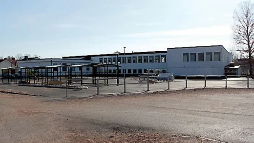 Där den gamla skolbyggnaden låg är det numera parkering och en asfaltsplan. Trist tycker ortsborna som vill ha mer grönytor och träd.