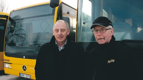 Busschaufförerna Leif Skoglund och Jan Svärd är oroliga över hur de hala vägarna påverkar säkerhten för skolbarnen i bussarna.