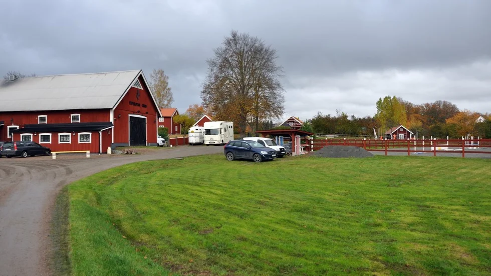 Tävelstad är redan idag en mycket välskött privat hästgård, med bostadshus, stall och paddock. Nu kompletteras gården med ett stort ridhus med måtten 66 x 30 meter, varav cirka 5 x 30 meter blir maskinhall med plats för hästlastbil, maskiner och utrustning.