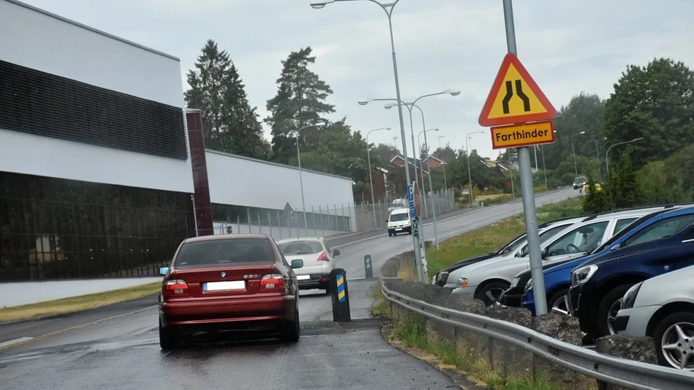 Återigen är trafiksituationen i Åbro-backen i fokus. Nu handlar det om de två rejäla vägbulor som sägs ha orsakat skador på bilar.