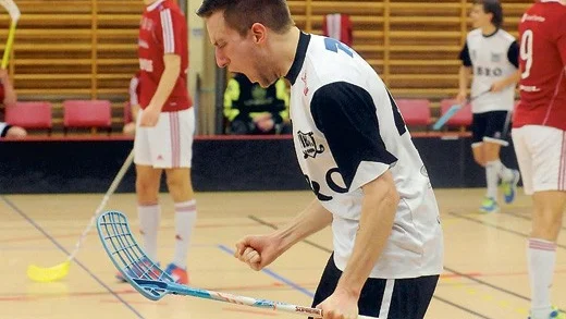 Victor Wall skriker ut sin glädje efter 11-11 som var hans tredje mål inom loppet av en minut och nio sekunder och som betydde att VIBK fick chansen att avgöra i förlängningen och få med sig två viktiga poäng mot Hovslätt.