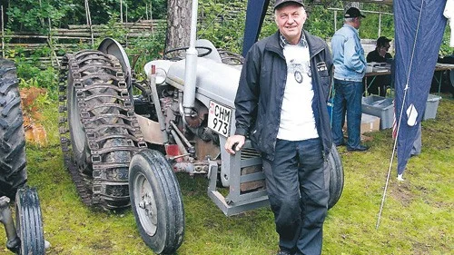 Kulttraktor. Sven-Göran Nilsson från Vimmerby poserar framför en av sina Grållar. Han äger två stycken.