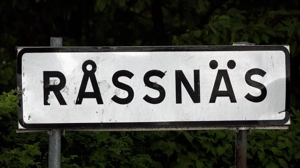 Kraftig blåst fällde några lyktstolpar i elljusspåret i Råssnäs och belysningen är därför trasig just nu. Arbetet med att montera nya lyktstolpar beräknas vara klart i slutet på nästa vecka.