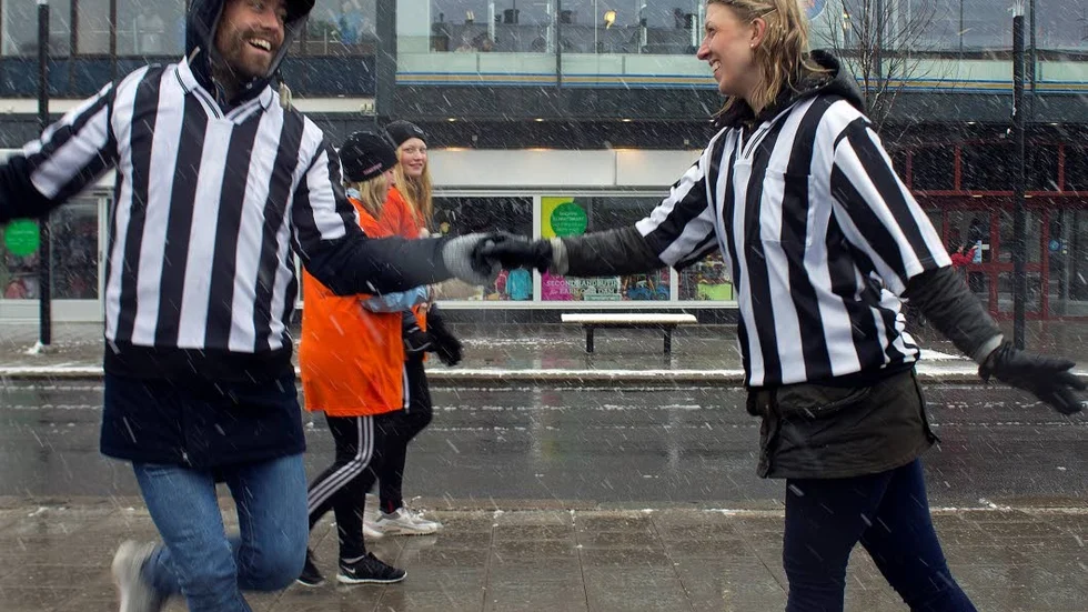 David Eriksson och Nathalie Albrigtsen var domare i det klassiska Nya Motalabuggen som genomfördes i snö långfredagen 2017. Nu gör duon comeback på SM-banan.