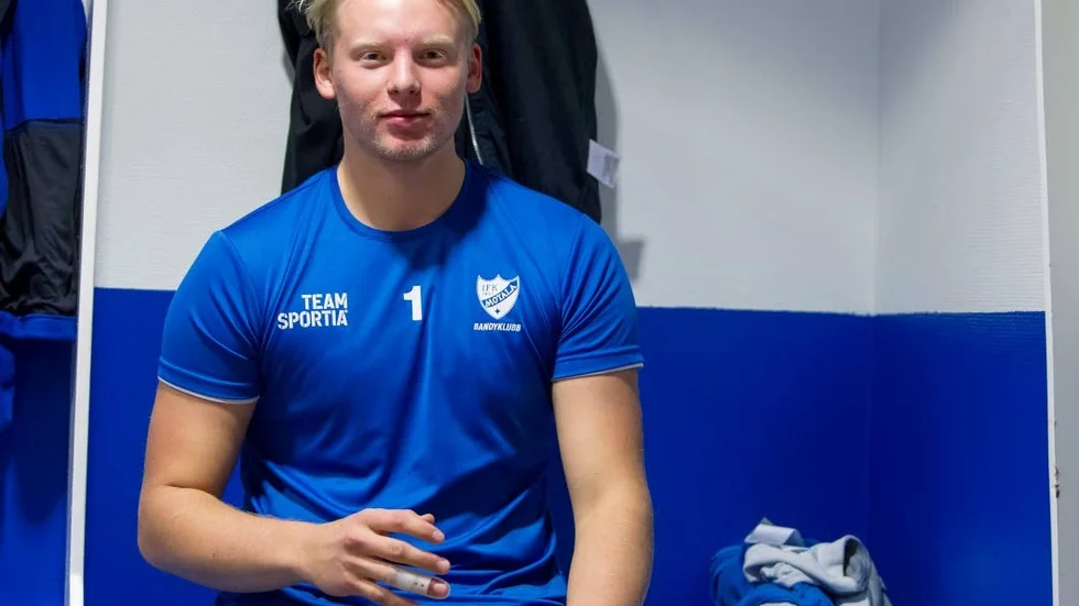 Hugo Lundqvist ådrog sig en fraktur i ett finger innan seriestarten och spelade inget i elitserien förra säsongen. Nu har han förlängt kontraktet med IFK motala.