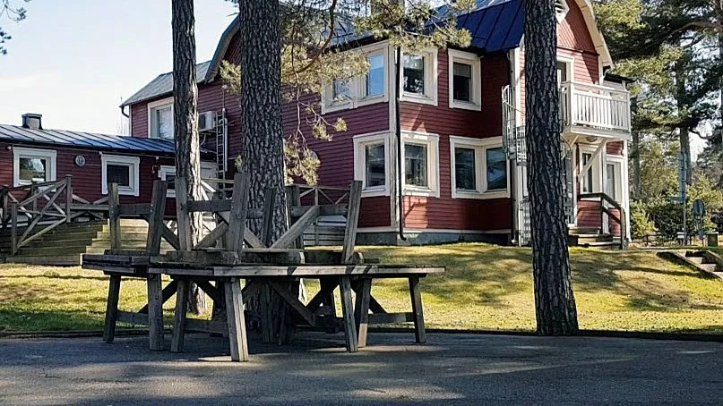 Motala kommun vill garantera att vandrarhemsverksamheten fortsätter på Skogsborg.