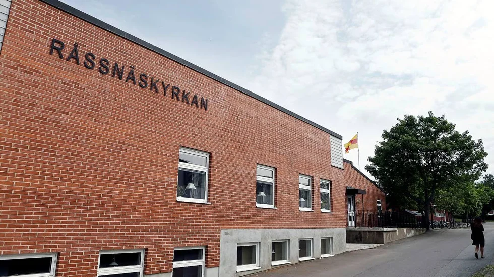 Det måste nu bli Motala kommun som svarar för investeringen av en ny förskola i Råssnäs. Möjligen kan sedan driften läggas ut på Motala församling som ändå planerar att utöka sin verksamhet kring Råssnäskyrkan.