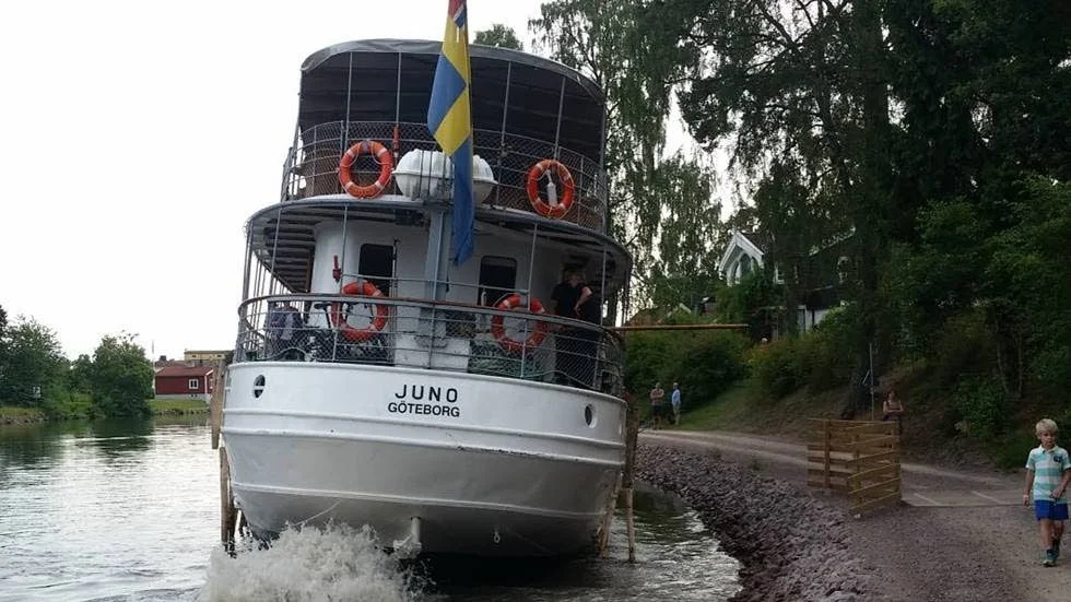 På grund. Det händer att båtarna kommer för nära kanten och fastnar lätt. Den här bilden togs sommaren 2016.