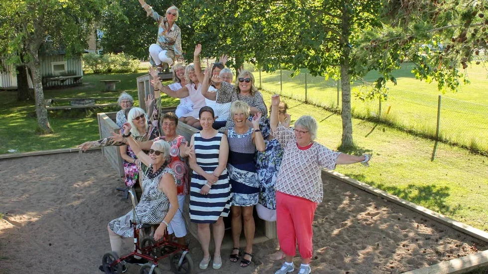 25 år efter att förskolan Lysmasken stängdes, träffas fortfarande 18 av de anställda flera gånger per år.