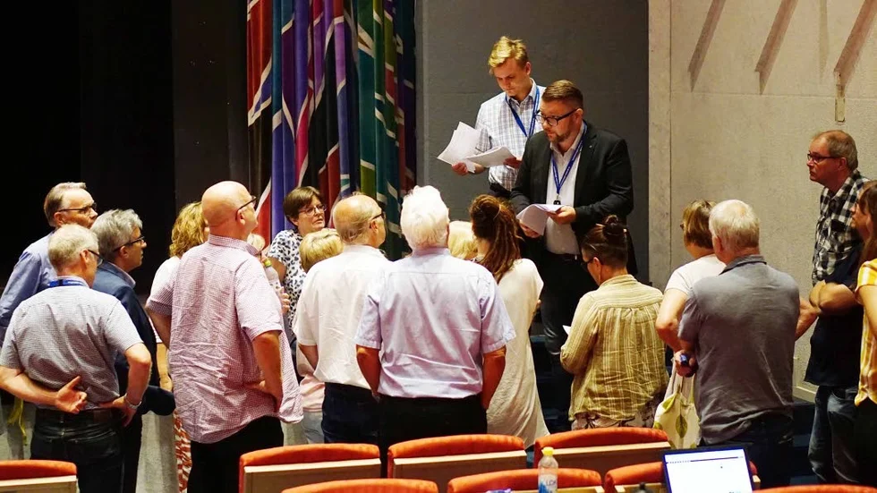 Taktiksnack inför voteringar i S, C och MP vid fullmäktigemötet i måndags – där budgetetn klubbades igenom trots att oppositionen yrkat återremiss.