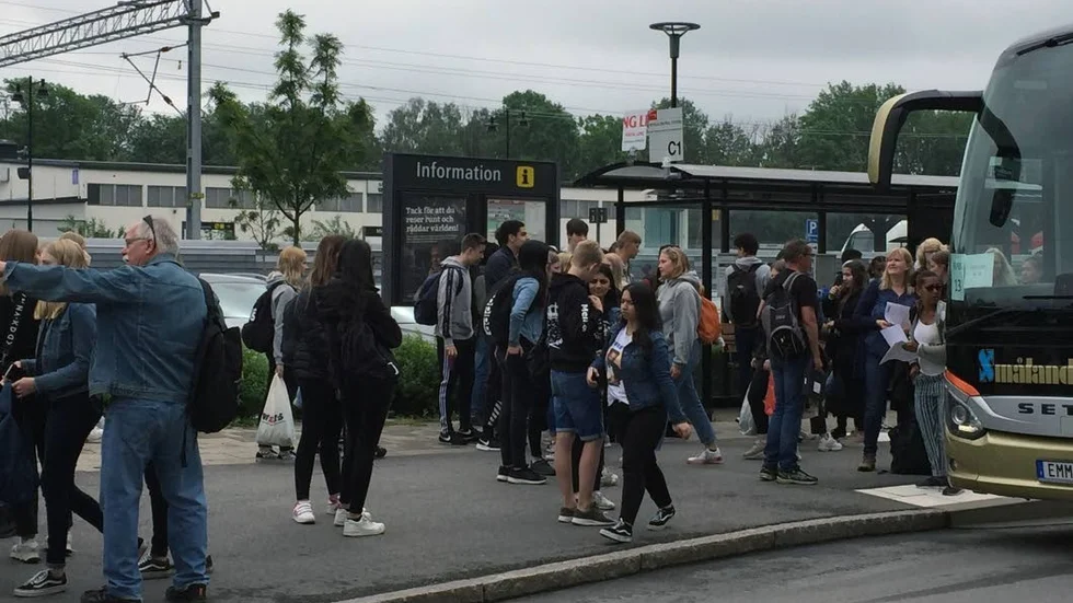 Elever redo för en busstur ner till nöjesparken Liseberg i Göteborg.