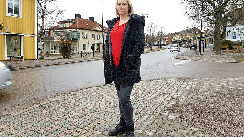 Vänsterpartiets ordförande i Motala, Rebecca Roxvret, är numera Borensbergsbo.