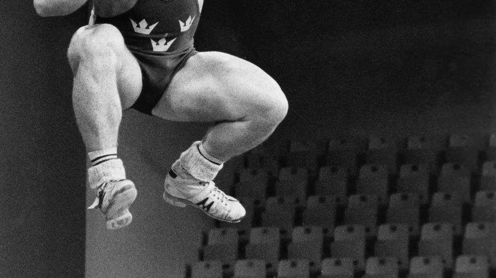 Tyngdlyftaren Lennart "Hoa-Hoa" Dahlgren tar ett glädjeskutt under de olympiska spelen i Montreal.