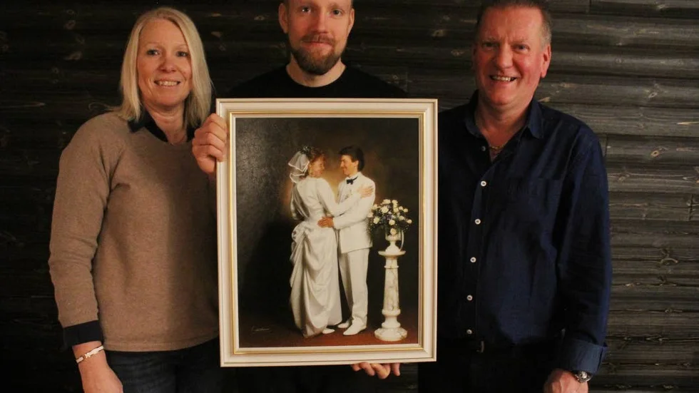 Det är 30 år sedan nu som Helen och Anders Gustafsson gifte sig. Deras bröllopsbild har följt sonen Alexander genom hela livet, från sin plats på väggen i vardagsrummet.