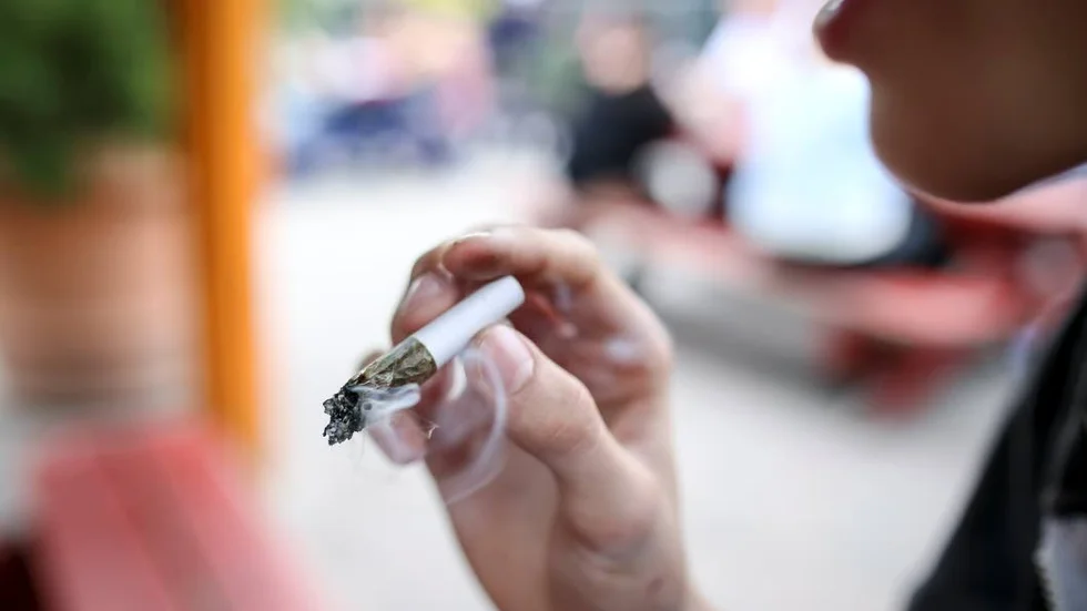 En 25-årig man har åtalats för ringa narkotikabrott. (Personen på bilden har ingenting med artikeln att göra.)