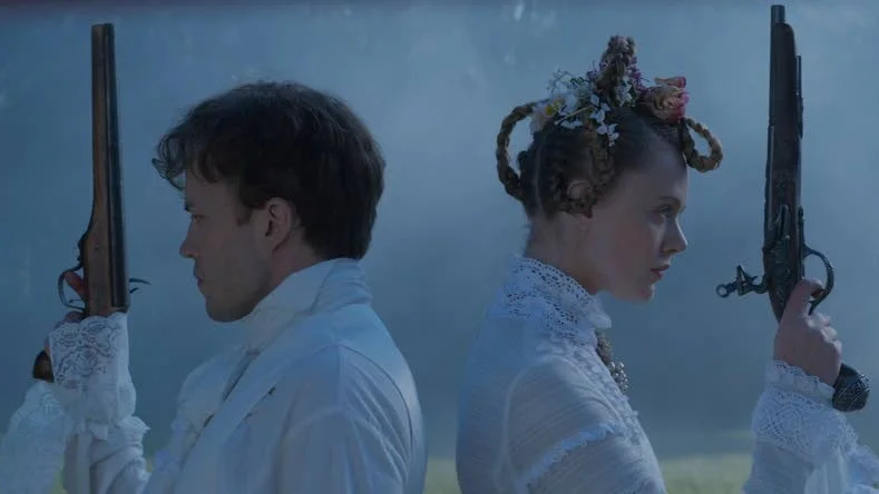 En drömsk duellscen är ett av många lekfulla filmgrepp i Måns Mårlind och Björn Steins film ”Eld & lågor”, om det unga paret John och Ninni (Albin Grenholm och Frida Gustavsson).