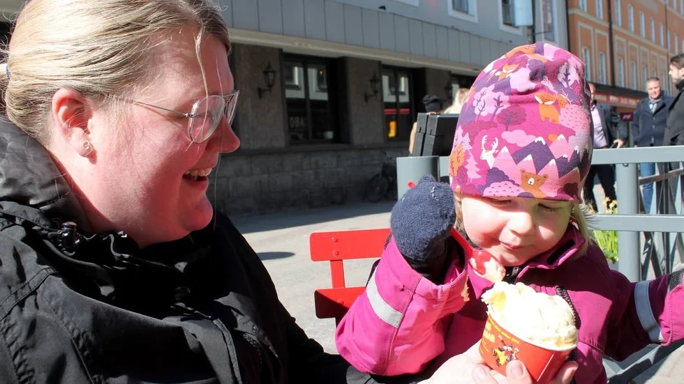 Siri Örnberg, 2,5 år, är djupt koncentrerad och lastar in sked efter sked av den nyinköpta vaniljglassen. Mamma Hanna hjälper till.