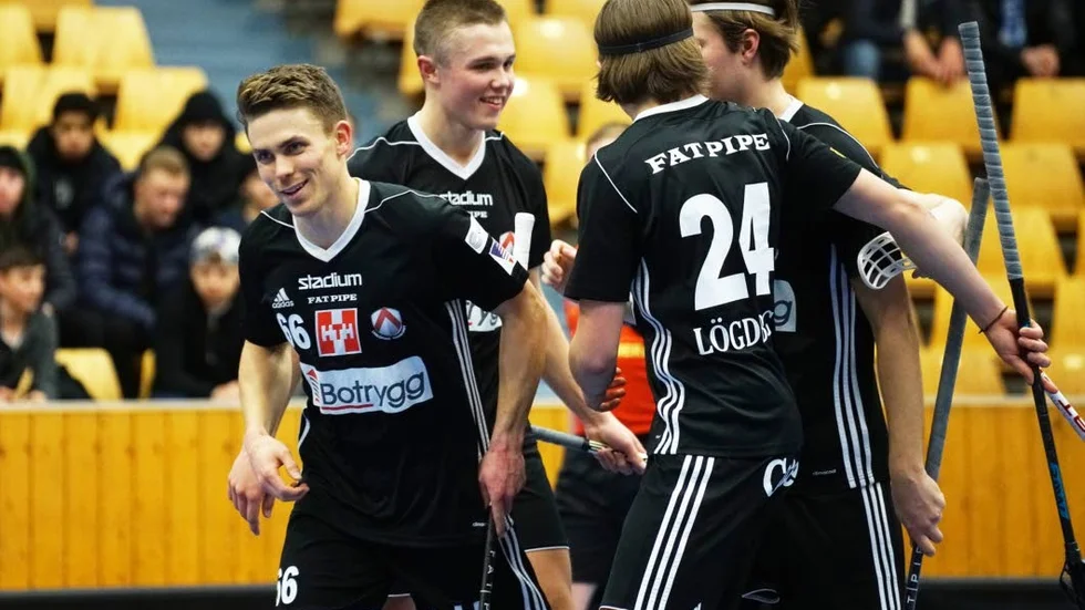 Emil Lögdberg Fredriksson, nummer 24, flyttas upp i A-truppen från division 1-spel med FBC. "Vi kan gå längre nästa säsong", säger backen.