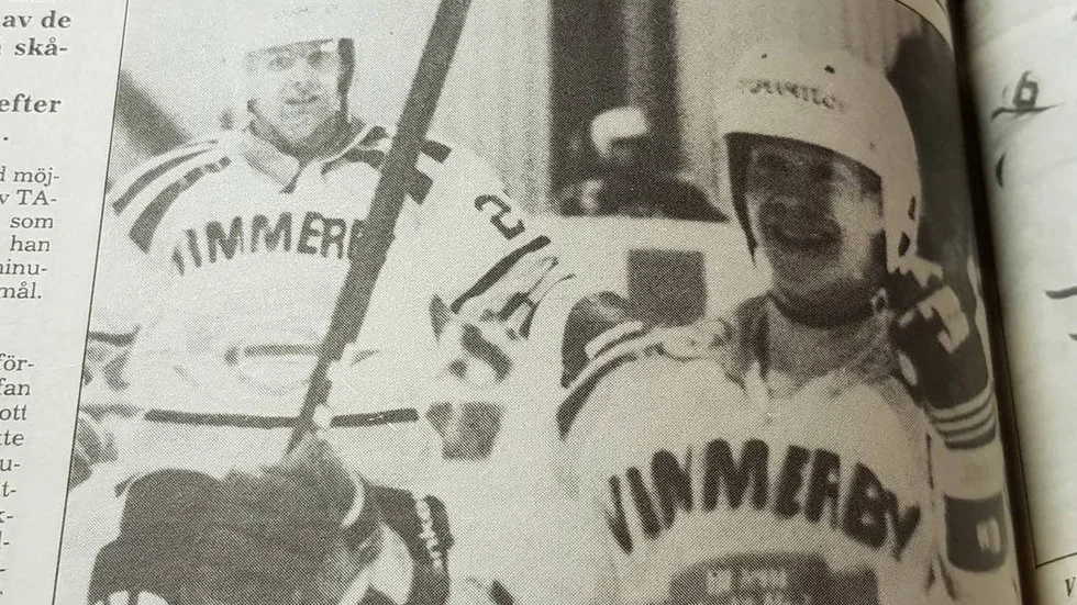 Claes Arvidsson och Lasse Johansson jublar efter segern mot Tranås i andra playoff-mötet 1987.