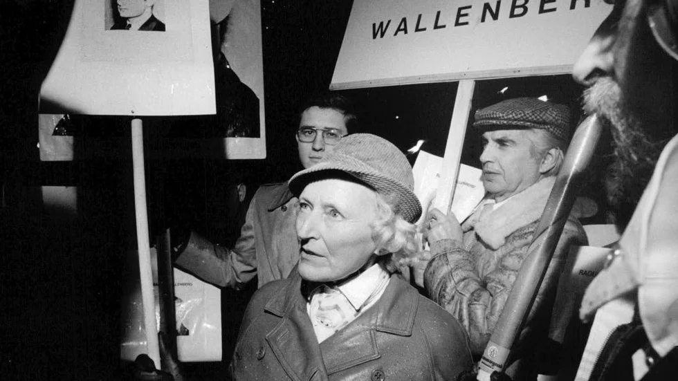 Nina Lagergren demonstrerar  utanför sovjetiska ambassaden i Stockholm 1981.