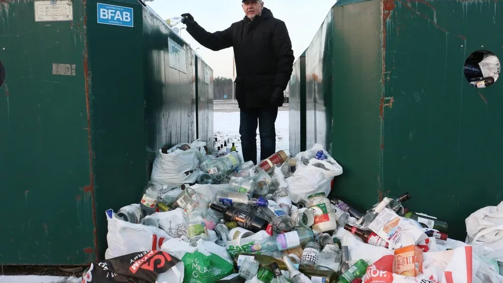 Kent Karlsson, ordförande i Målilla Samhällsförening är upprörd. "De har inte tömt sedan i julas" säger han.