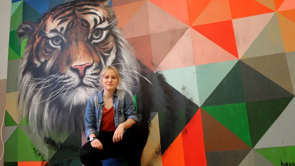 15-åriga Agnes Hedlund målade det stora tigerhuvudet under fyra dagar på höstlovet. Nu hyllas hon av ledningen på Engelska skolan och elever för sitt konstverk.