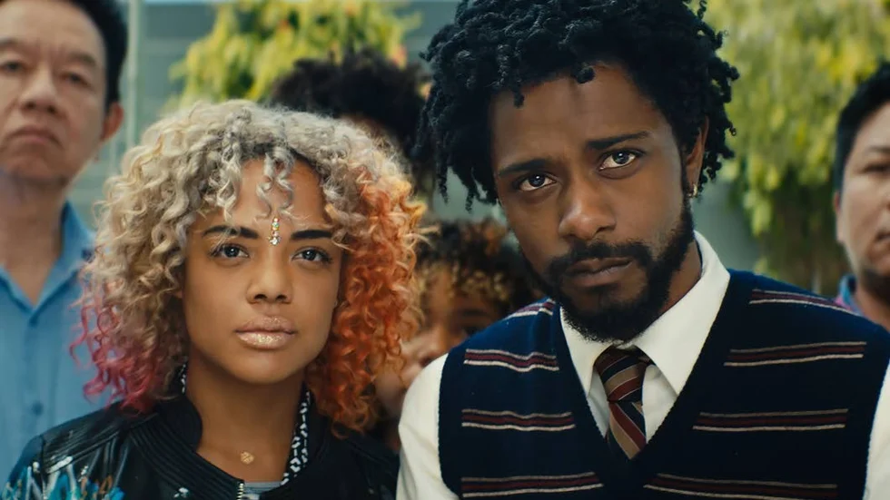 Detroit (Tessa Thompson) och Cassius (Lakeith Stanfield) är ihop och bor i hans farbrors garage i inledningen av ”Sorry to bother you”.