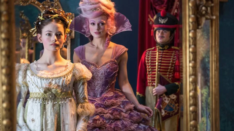 Kiera Knightley härskar över godisriket i julfilmen ”Nötknäpparen och de fyra världarna”, där Clara (Mackenzie Foy) kommer till en magisk värld där leksaker har blivit levande.