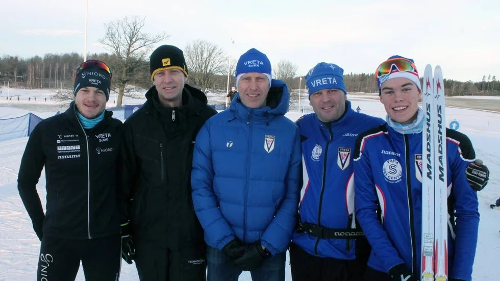 Östgötsk vintersport på snö. Idrottsresans avsnitt fem handlar om skidklubben Vreta SoMK och anläggningen på golfbanan, Vreta skicenter. Från vänster ses Gustaf Niord, Mats Isaksson, Pontus Boström, Per Tellsén och Jakob Tellsén.