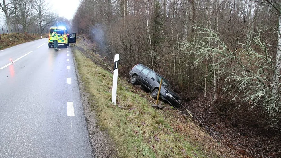 Bil i diket på östgötska sidan av länsgränsen.