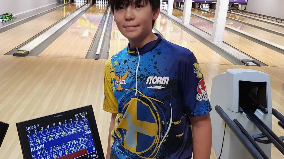Albin Cedergren från Zorrow visar upp hur han slog en 300-serie på träning i Linköpings sporthall. Sedan kom han fyra i Hajen cup.