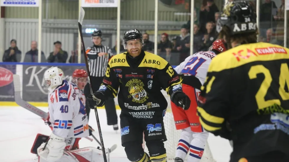 Sådär, ja. VH-kaptenen Jakob Karlsson firar efter ett av lagets tre mål mot Tyringe.