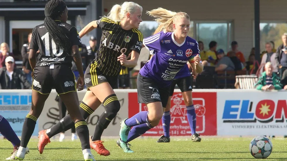 Alicia Strands medverkan i Vimmerby nästa säsong är tveksam då hon har svåra smärtor i sitt knä.