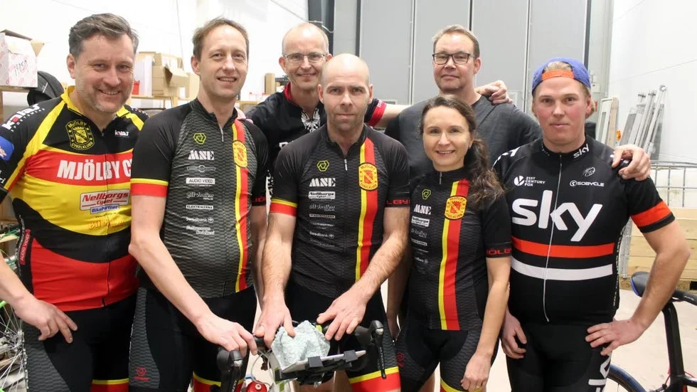 Mjölby cykelklubbs elitmotionärer tränar spinning tillsammans i en industrilokal på Viringe. MCK har vuxit från 70 till 200 medlemmar de senaste åren.