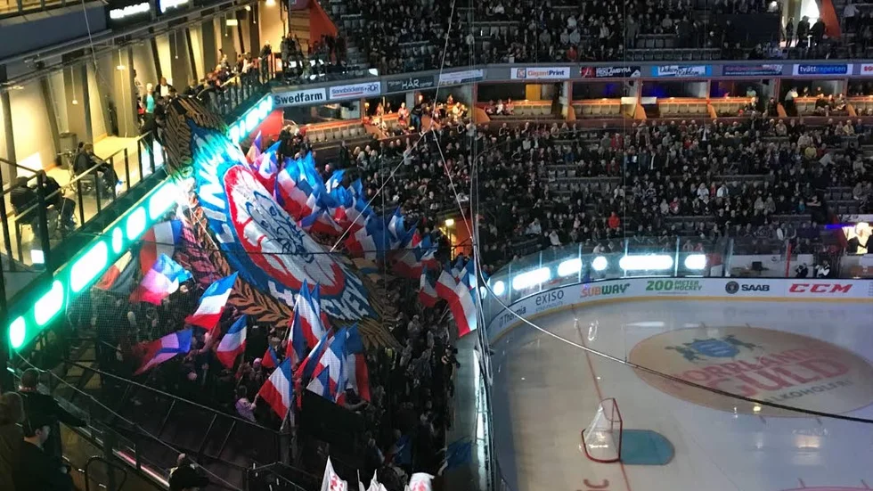De två LHC-supportrar som hånade en omkommen HV71-supporter i höstas har nu fått sitt straff. De är avstängda resten av säsongen och är välkomna till nästa seriepremiär hösten 2019.