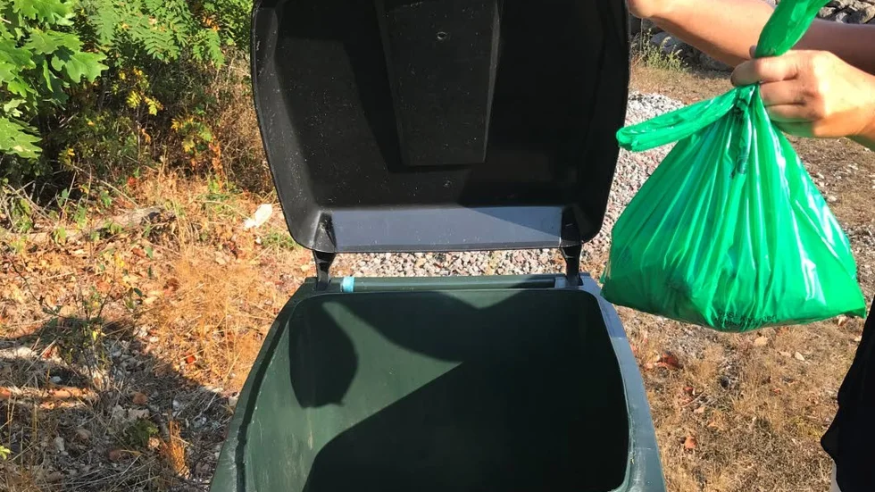 Alla är fortfarande inte tillfreds med att tvingas sortera sina matrester i papperspåsar, utan skulle önska plastpåsar som används i exempelvis Oskarshamn, Kalmar och på Öland.