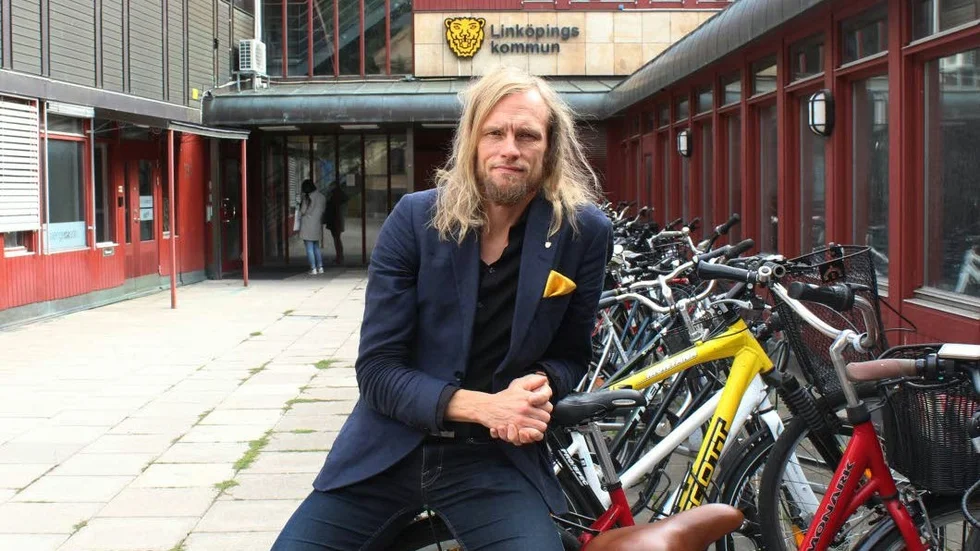Att fler och fler åker på semester mitt i terminer visar lite vilken syn samhället har på skolan och vikten av att vara där, säger Patrik Landström, skolcherf i Linköping.