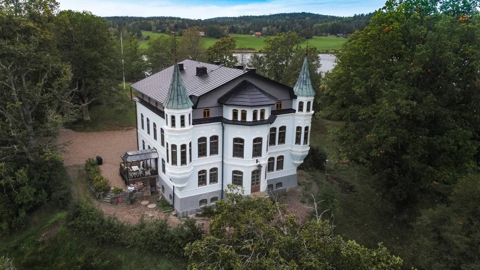 Hägerstad slott ligger på en udde vid sjön Vindommen i Åtvidabergs kommun.