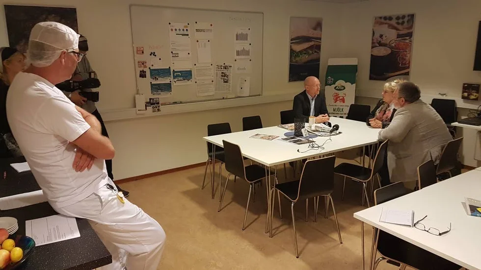 Kommunens representanter Britt-Marie Johansson och Johan Birath träffade Erik Bratthall från Arla. Mejeriets driftschef Tomas Palmkvist lyssnar på samtalet.