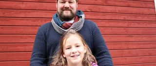 Far och dotter på samma scen