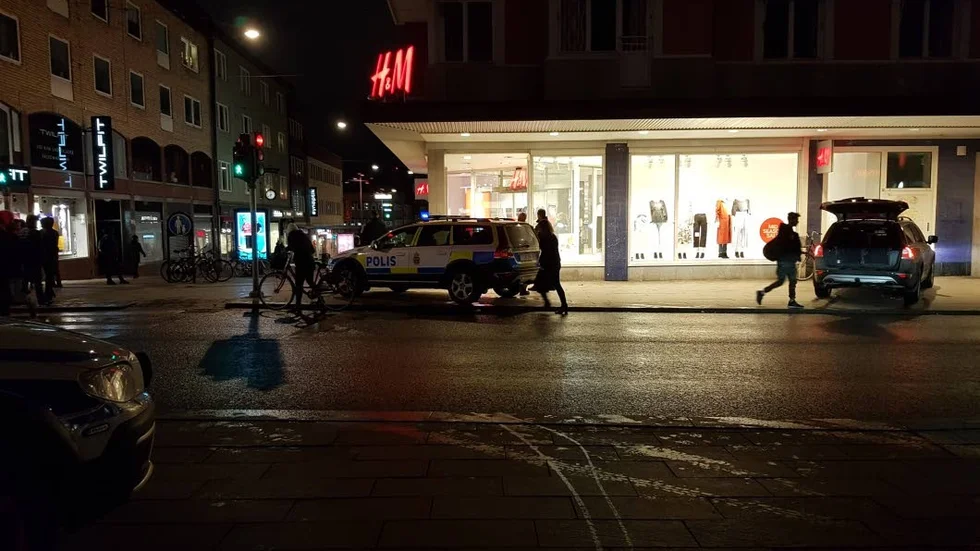 Flera polispatruller var på tisdagskvällen synliga på Trädgårdstorget.