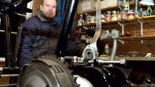Nils-Erik Fridh är mitt uppe i renoveringsprojektet. Men det tar sin lilla tid att få dag i alla delar som behövs. Rosten har gått hårt åt Husqvarnan och det är inte så lätt att hitta delar till en maskin från 1936.