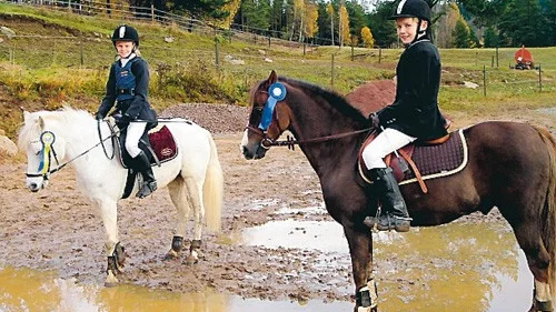 Jenny Frode från Kinda Ridklubb blev dubbelsegrare vid hopptävlingarna i Folkinge. Klubbkompisen Oscar Westerdahl blev tvåa i en av klasserna. Foto: Elisabeth Andersson