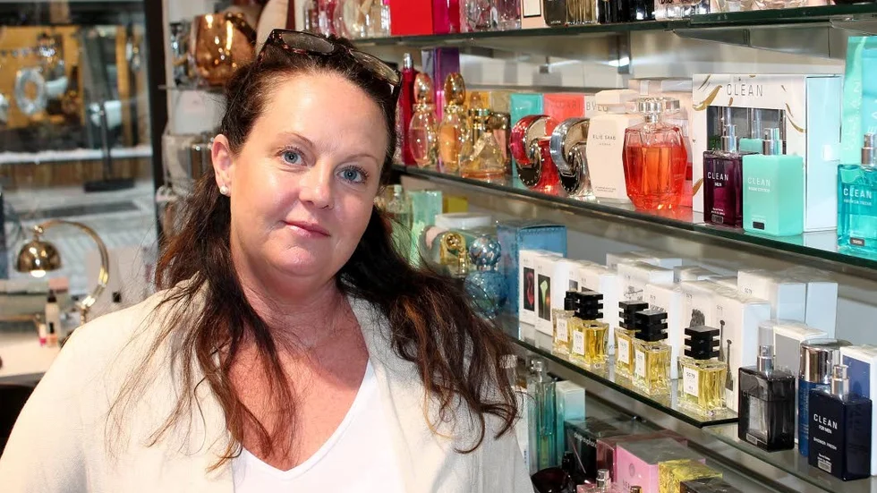 "Folk kommer in och tar bilder och skriver ned produktnummer på de varor jag har i hyllorna", säger Anette Asterling.